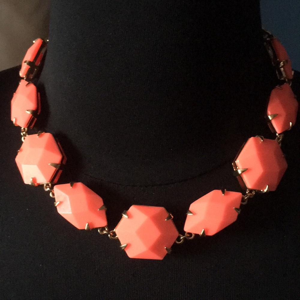 🎊🎊Vince Camuto Coral Cluster Choker Necklace